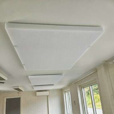 SilentDirect PES Allergy Ceiling -kattoakustiikkalevy, 50 mm, asennettu tiiviisti kattoon modernissa ympäristössä