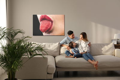 Ljuddämpande tavla - A woman with a strawberry