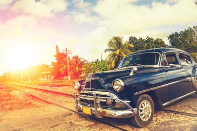 Ljuddämpande tavla - Black car in retro style