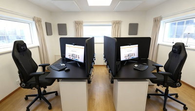 Arbetsplatser med Bulletin Desk Screen som skapar avskärmning mellan skrivbord