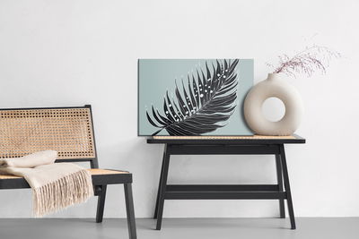 Ljuddämpande tavla - Black palm leaf on a gray