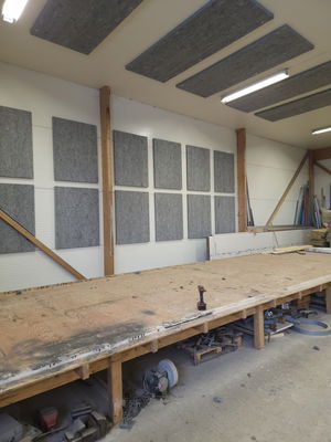 Industribygninger med vægmonterede SilentDirect PES Wall Industry akustikpaneler