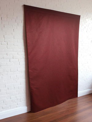 Varuprov - väggtextil - Acoustic Wall Textile röd färg installerad i arbetsrum för ljuddämpning och modern design
