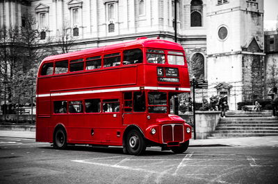 Ljuddämpande tavla - A double decker bus in London