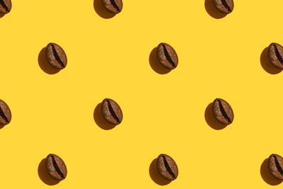 Ljuddämpande tavla - Coffee beans on a yellow