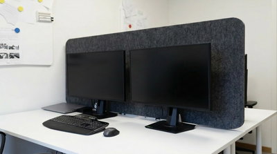 Bulletin Desk Screen i svart utförande vid skrivbord