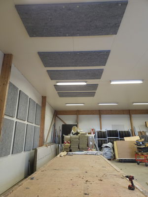 Industribygning med installeret SilentDirect PES Ceiling Industry lydabsorberende loftsplader