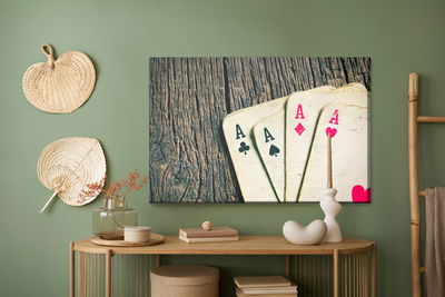 Ljuddämpande tavla - Old cards on a wooden table