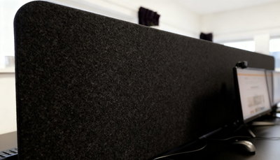 Bulletin Desk Screen monterad bakom skärmar för att förbättra fokus vid arbetsplats