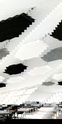Ljudabsorbering till tak - PES hexagon ceiling