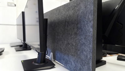 Ljudabsorberande bordsskärm i grå PET monterad vid skrivbord