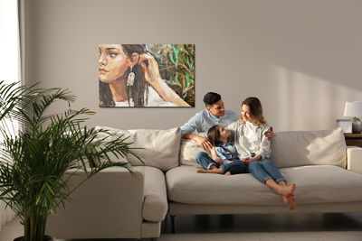 Ljuddämpande tavla - A young girl is sitting