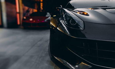 Ljuddämpande tavla - Front of a black sports car