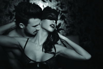 Ljuddämpande tavla - Couple in an intimate pose