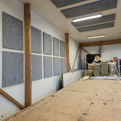 SilentDirect PES Wall Industry ljudabsorbenter 50 mm monterade på vägg i verkstadsmiljö
