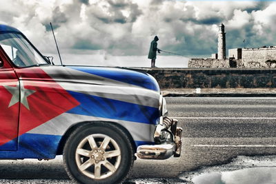 Ljuddämpande tavla - A car with a cuban flag