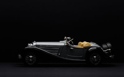 Ljuddämpande tavla - Historic car on dark tees