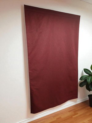 Varuprov - väggtextil - Acoustic Wall Textile röd färg uppsatt i kontor ger varm akustisk atmosfär