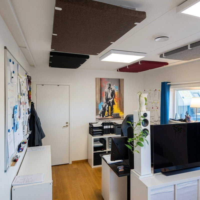 SilentDirect PES Ceiling ljudabsorberande takpaneler monterade i tak i modern miljö