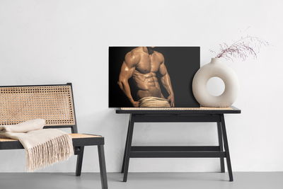 Ljuddämpande tavla - A well-built man