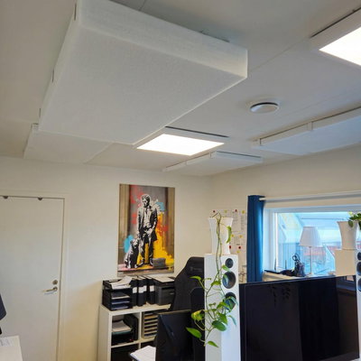 PES Ceiling Deep Absorb -kattoakustiikkalevy, 100 mm, asennettu kattoon tehokasta äänenvaimennusta varten