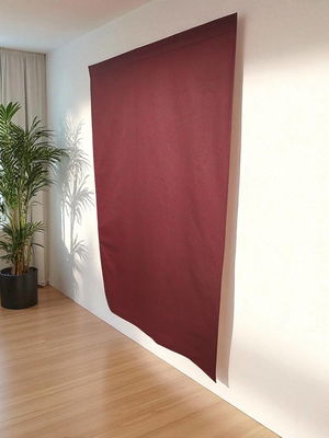 Varuprov - väggtextil - Acoustic Wall Textile röd färg monterad på vägg i kontor förbättrar ljudmiljön effektivt