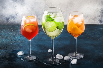 Ljuddämpande tavla - Glasses with summer cocktails