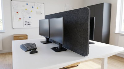 Bulletin Desk Screen bordsskärm placerad mellan datorskärmar för avskärmning och minskat ljud