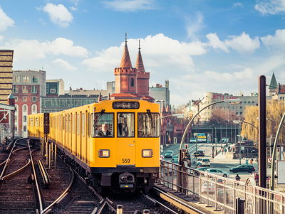Ljuddämpande tavla - Yellow train in berlin