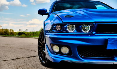 Ljuddämpande tavla - Front of a blue sports car