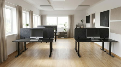 Arbetsplatser med bordsskärmar som skapar lugnare och mer strukturerad arbetsmiljö