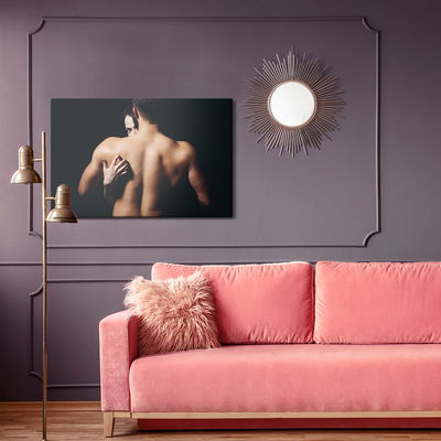 Ljuddämpande tavla - A couple in a loving embrace