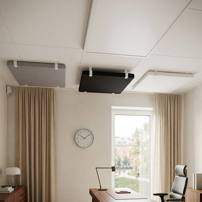 Olohuoneen kattoon asennetut äänenvaimentimet jälkikaiun vähentämiseksi