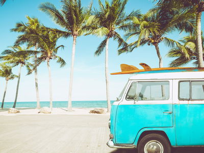 Ljuddämpande tavla - Retro car on the beach 3d