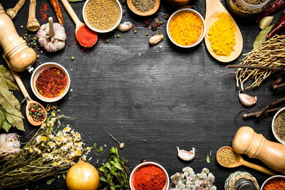 Ljuddämpande tavla - Table with herbs and spices