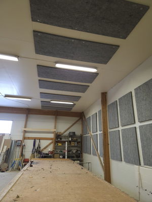 SilentDirect PES Ceiling Deep Industry loftabsorbere installeret i værkstedets loft