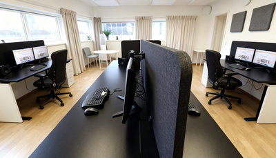 Bordsskärm placerad mellan två arbetsytor för ökad arbetsro