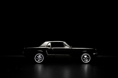 Ljuddämpande tavla - Black retro car on a dark