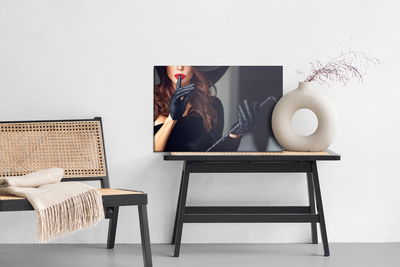 Ljuddämpande tavla - Woman wearing gloves