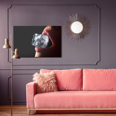 Ljuddämpande tavla - A woman with an ice cube