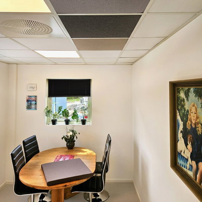 SilentDirect PES Fabric 592x592 -kattoakustiikkalevyt neutraaleissa väreissä, asennettuina alakattoon