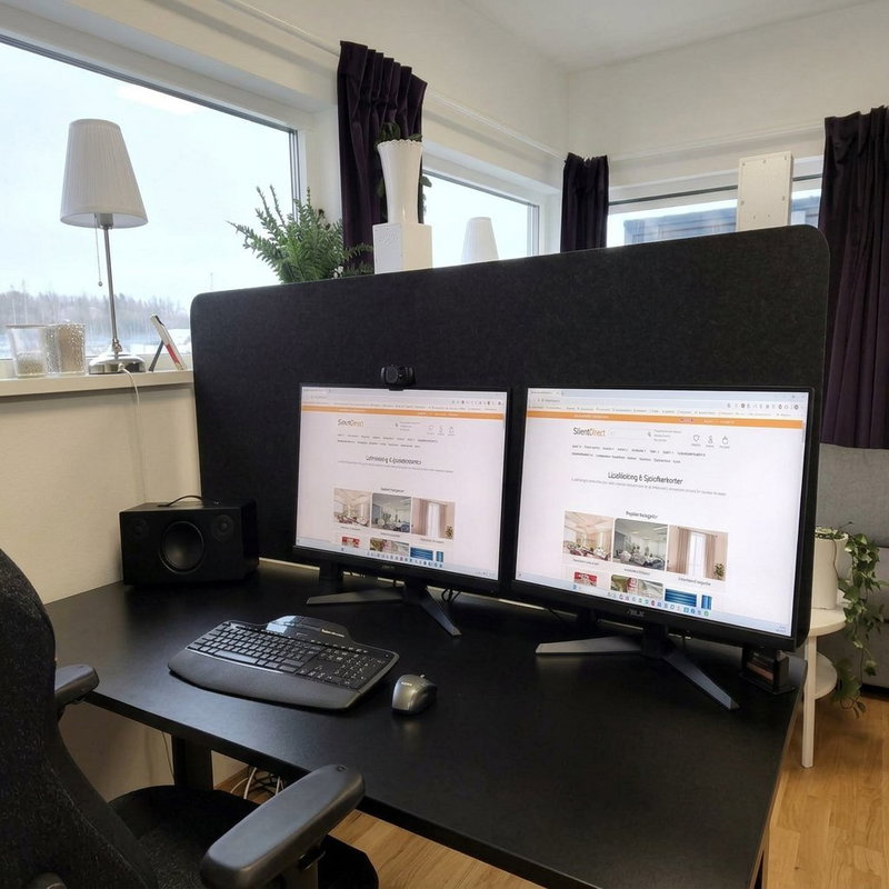 Bulletin Desk Screen svart bordsskärm monterad bakom datorskärmar i kontor