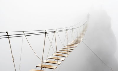 Ljuddämpande tavla - Hanging bridge in the fog