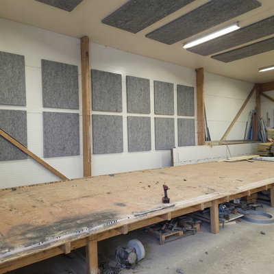 SilentDirect PES Wall Deep Industry väggabsorbenter 100 mm monterade i industrilokal