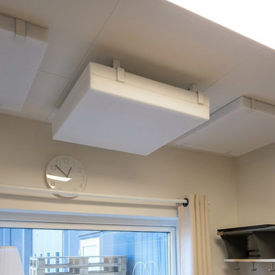 PES Ceiling Deep Absorb -kattoakustiikkamateriaali, 100 mm, asennettu kattoon jälkikaiun vähentämiseksi