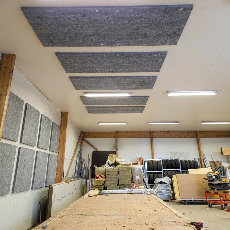 SilentDirect PES Ceiling Deep Industry takabsorbenter 100 mm monterade i industrilokal