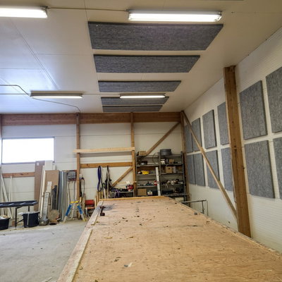 SilentDirect PES Ceiling Industry ljudabsorbenter 50 mm monterade i tak i verkstadsmiljö