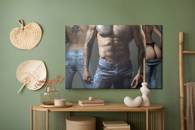 Ljuddämpande tavla - Tattooed man with women