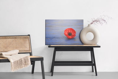 Ljuddämpande tavla - Poppy flower on a blue