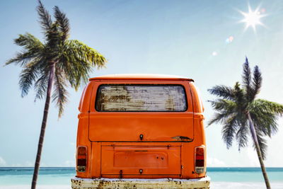 Ljuddämpande tavla - Retro car between palm trees